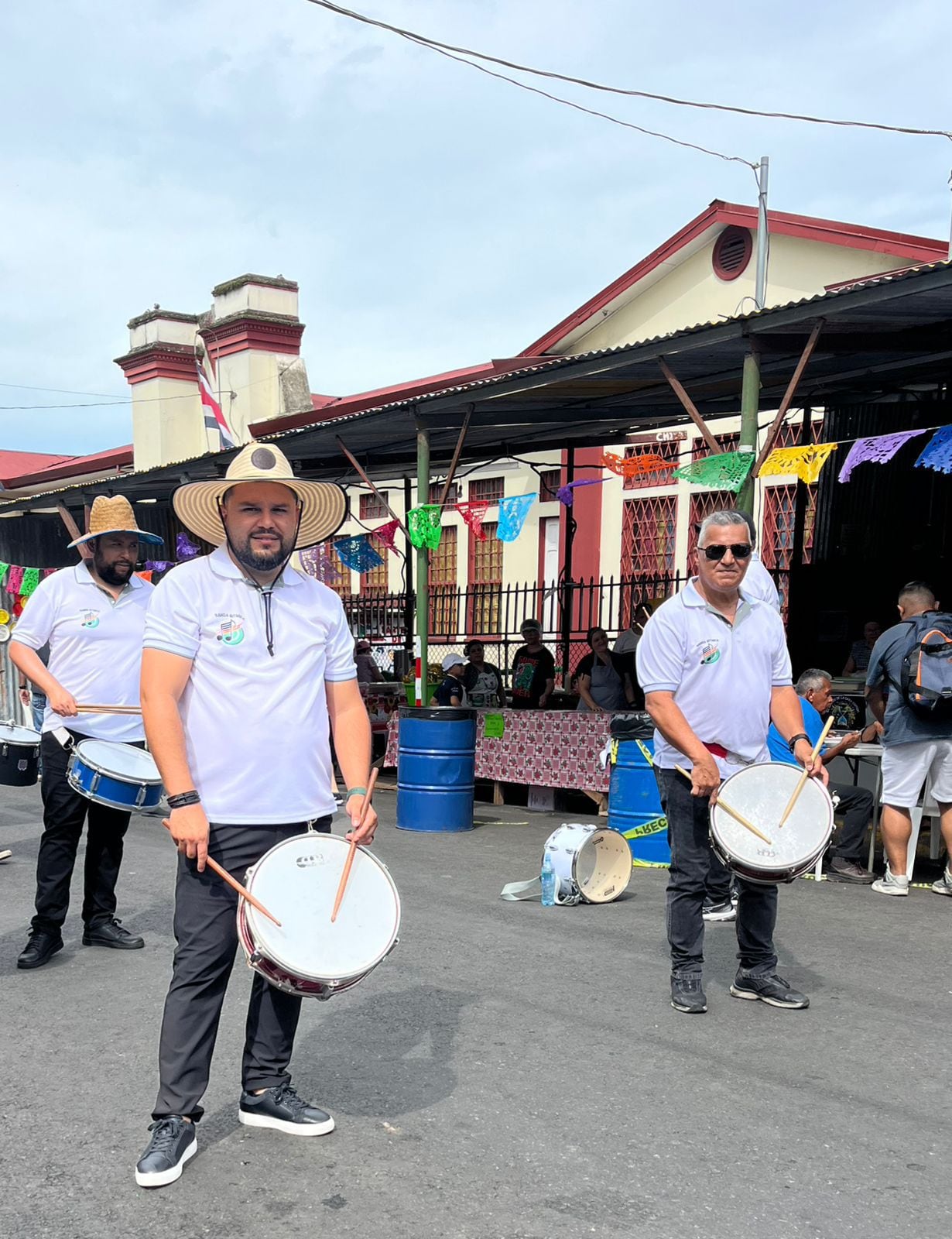 Don Manuel Olivares Ortega, de 59 años, desfilará este 15 de setiembre por primera vez después de 42 años, y lo hará acompañado de su hijo, Manuel Andrés, y de su nieto, Axel, todos formando parte de la Escuela Domingo Faustino Sarmiento de Dulce Nombre de Cartago.