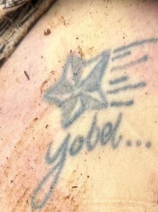 Tres tatuajes podrían revelar la identidad de un hombre que le quitaron la vida de varios impactos de bala y lo dejaron en una calle solitaria en Salitral de Bagaces, Guanacaste. Foto: OIJ