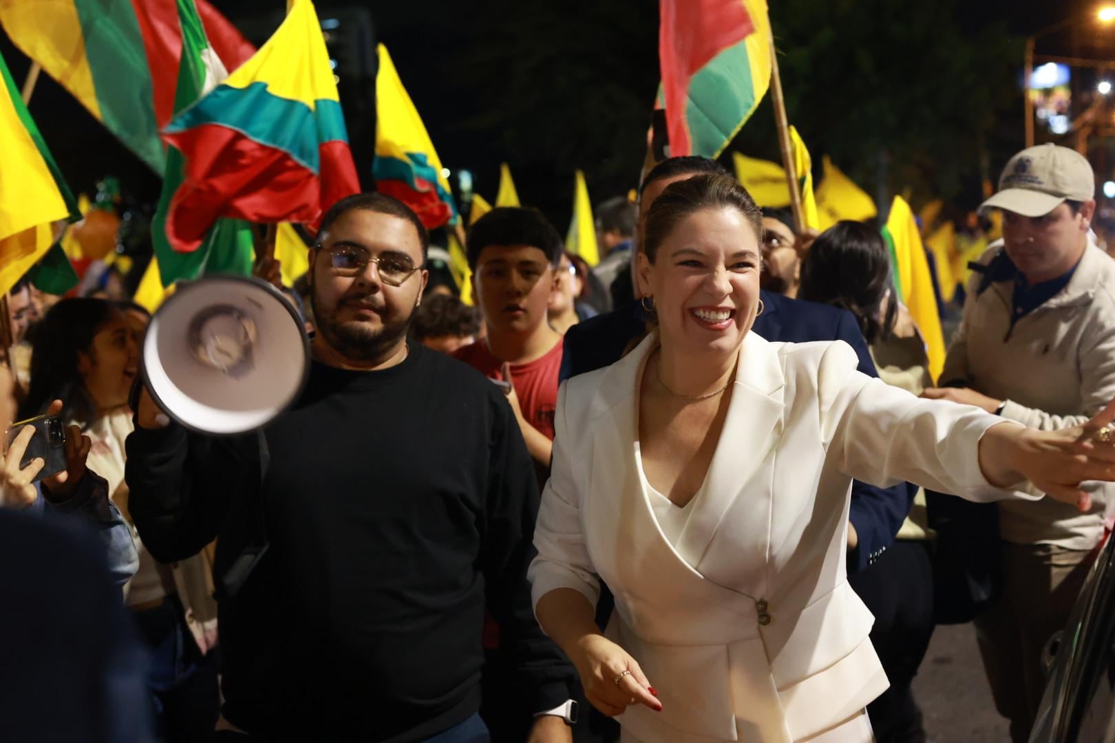 Llegada de Claudia Dobles al debate Teletica.