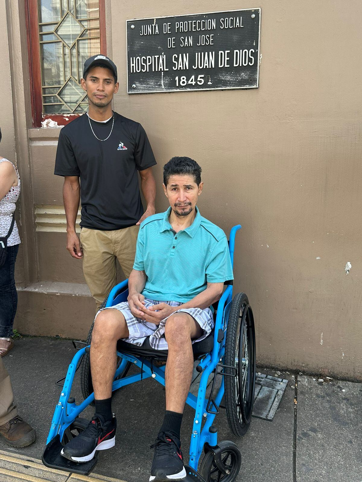 Franklin Chou y su papá fueron atendidos con normalidad en el Hospital San Juan de Dios pese a la huelga de 24 horas. Jueves 31 de octubre 2024