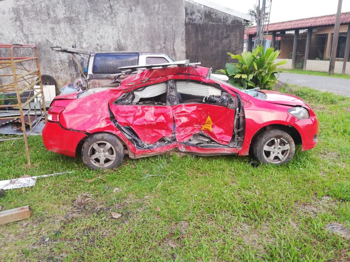 Joven de 23 años y sus dos hijos de 5 y 2 años sobreviven a choque entre taxi y patrulla de Policía Penitenciaria. Foto Reyner Montero