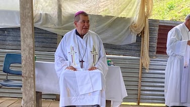 Monseñor Javier Román Arias ya respira por sí mismo y está consciente