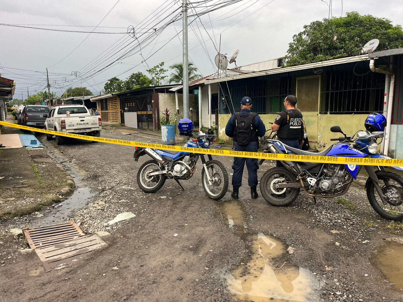 Francis Elena Santana Santana, de 28 años, murió al recibir varias puñaladas, la sospechosa es su propia hermana de 27 años, la agresión ocurrió en Cascadas 5 de Guápiles. Foto: Alejandra Morales
