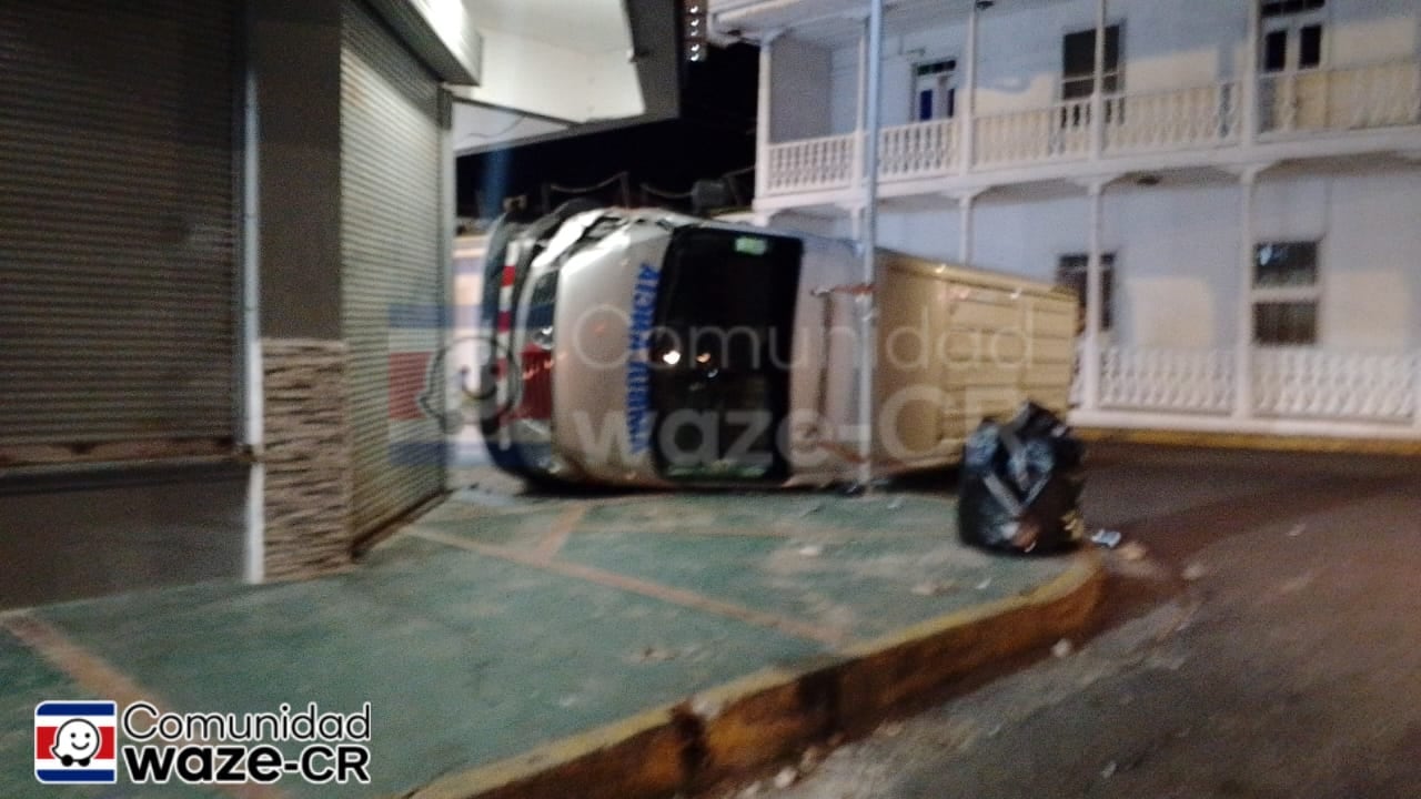 El aparatoso choque ocurrió la madrugada de este viernes. Foto Waze CR.