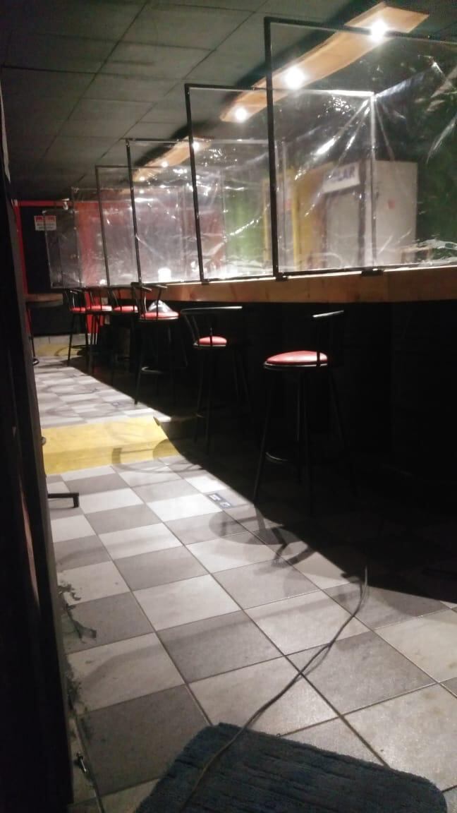 Asobarest y el Gobierno discuten si ponerle divisiones totales a los clientes en las barras de un bar o una cantina para evitar el coronavirus.