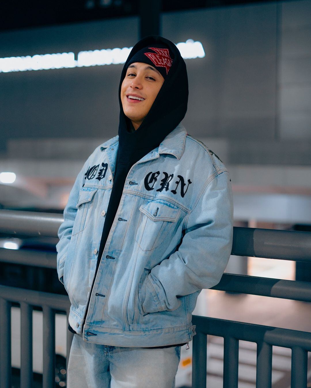 Cantante Elu, artista urbano.