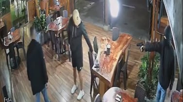 Video muestra cómo cliente de restaurante enfrentó a balazos a asaltantes en Santo Domingo de Heredia