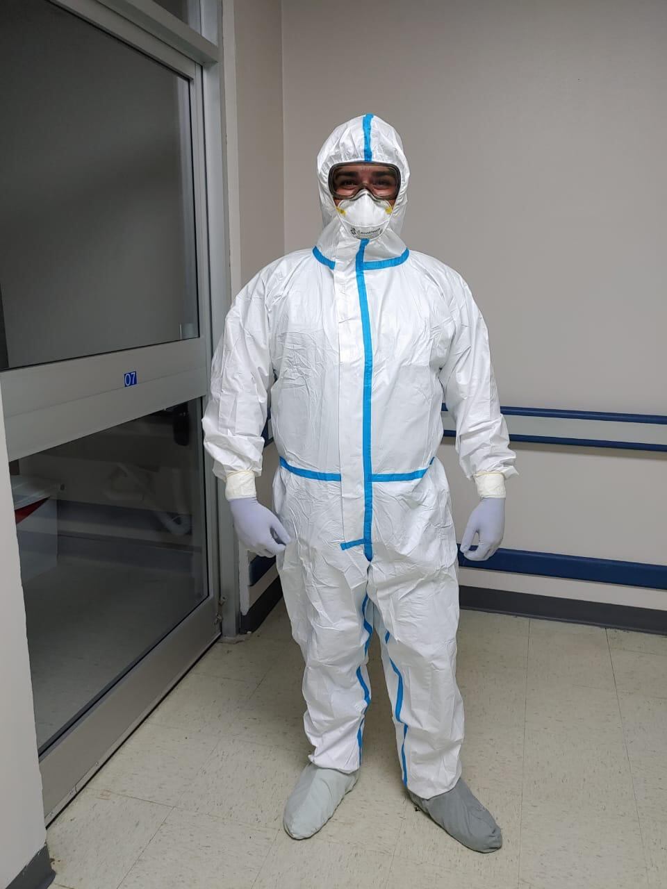 El doctor Julio Artavia Quirós, tiene 29 años y desde los 24 está al servicio de los pacientes