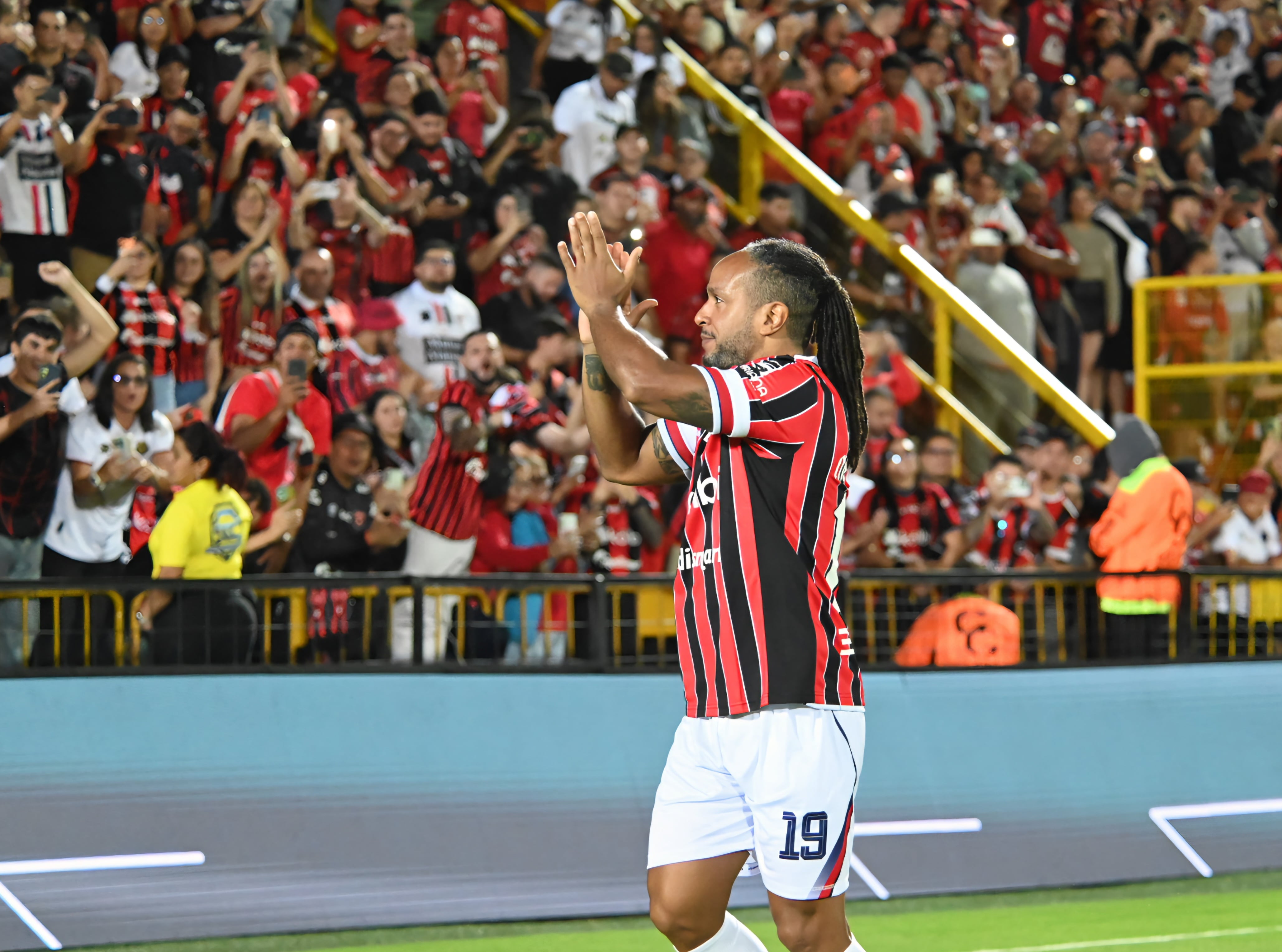 23 de agosto de 2026. Estadio Alejandro Morera Soto. 18:00 hrs. La Liga Deportiva Alajuelense juega contra la Asociación Deportiva San Carlos en partido correspondiente a la jornada 5 del Torneo de Apertura de la Liga Promérica. Otro dato relevante del juego es el retiro oficial del delantero Jonathan McDonald del fútbol. En la foto: Ismael Rescalvo técnico de la liga y Walter Centeno de San Carlos. Retiro del jugador Jonathan Mcdonald. Jugadas relevantes del partido. Foto: Albert Marin