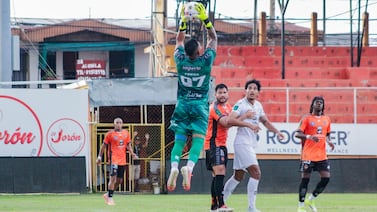 Adonis Pineda se vistió de héroe para que Puntarenas sacara un puntito ante Sporting