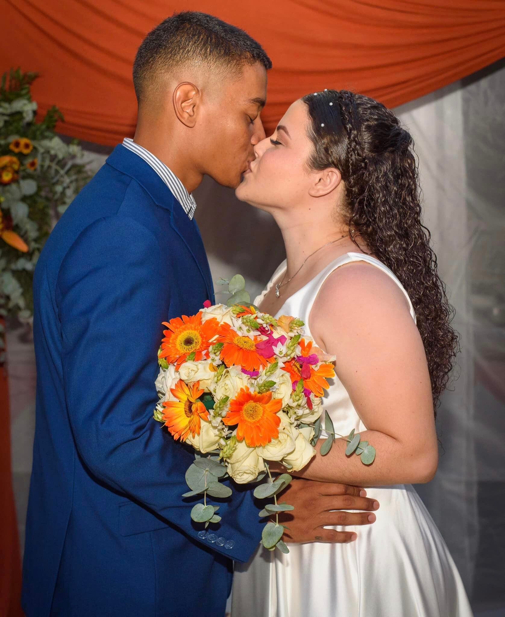 Un amor verdadero fue el que vivieron Alondra Murillo, de 20 años y su esposo Juan Diego Quirós Lamas, de 24 años, un accidente de tránsito se llevó al muchacho a los cuatro días de casados. Foto: Tomadas de FB