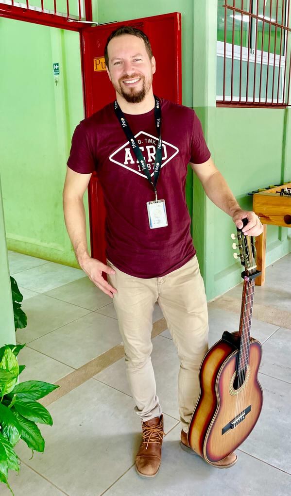 El maestro de Música, Jonathan Camacho Mora, compuso la canción “Imagina, crea y crece” para celebrar la fiesta patria 2023. Él también grabó y editó el video.