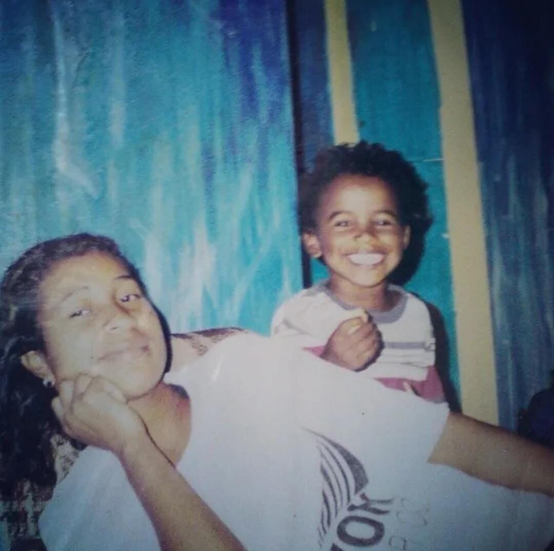 Doña Aida siempre apoya a sus hijos. Acá con Randy cuando era pequeño. Instagram.