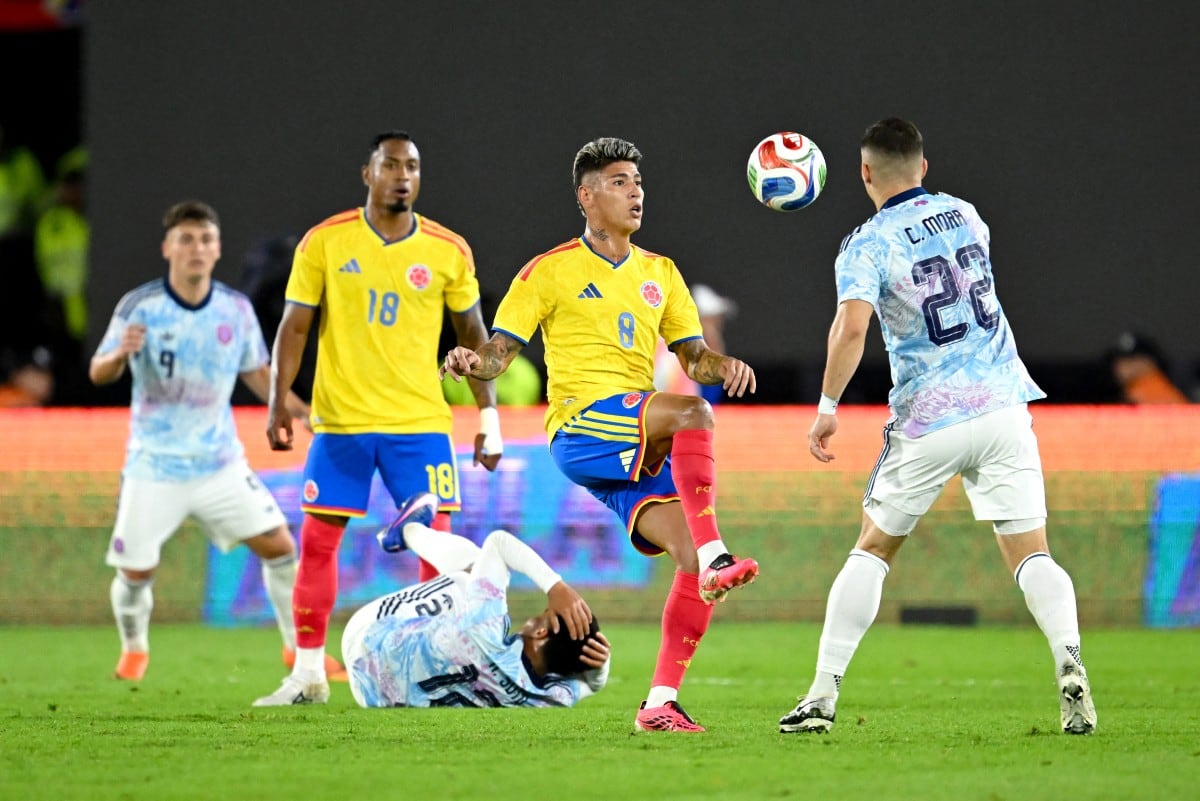 Jorge Carrascal de Colombia peleó un balón con Andrey Soto, pero también tuvo que lidiar con Carlos Mora.