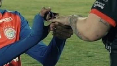 Legionario tico se comprometió con su novia en plena cancha