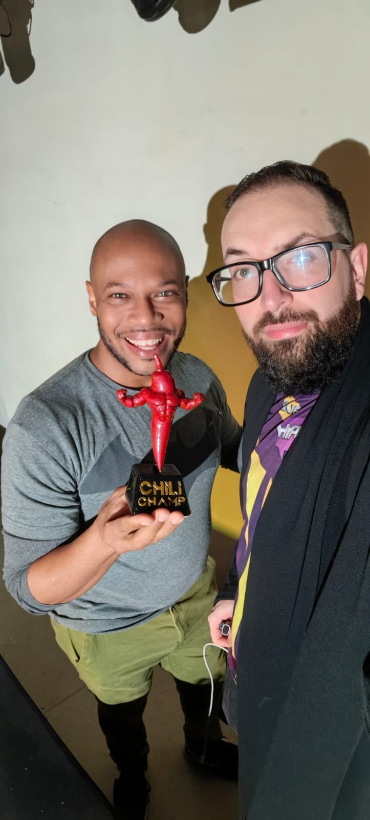 Garbin Hart Smith, se inscribió en el Desafío HOT del programa “Que Hype” de Radio Hit 104.7 FM y terminó llevándose el título de campeón de la tercera temporada. En la foto con José Vega, productor de Radio Hit.