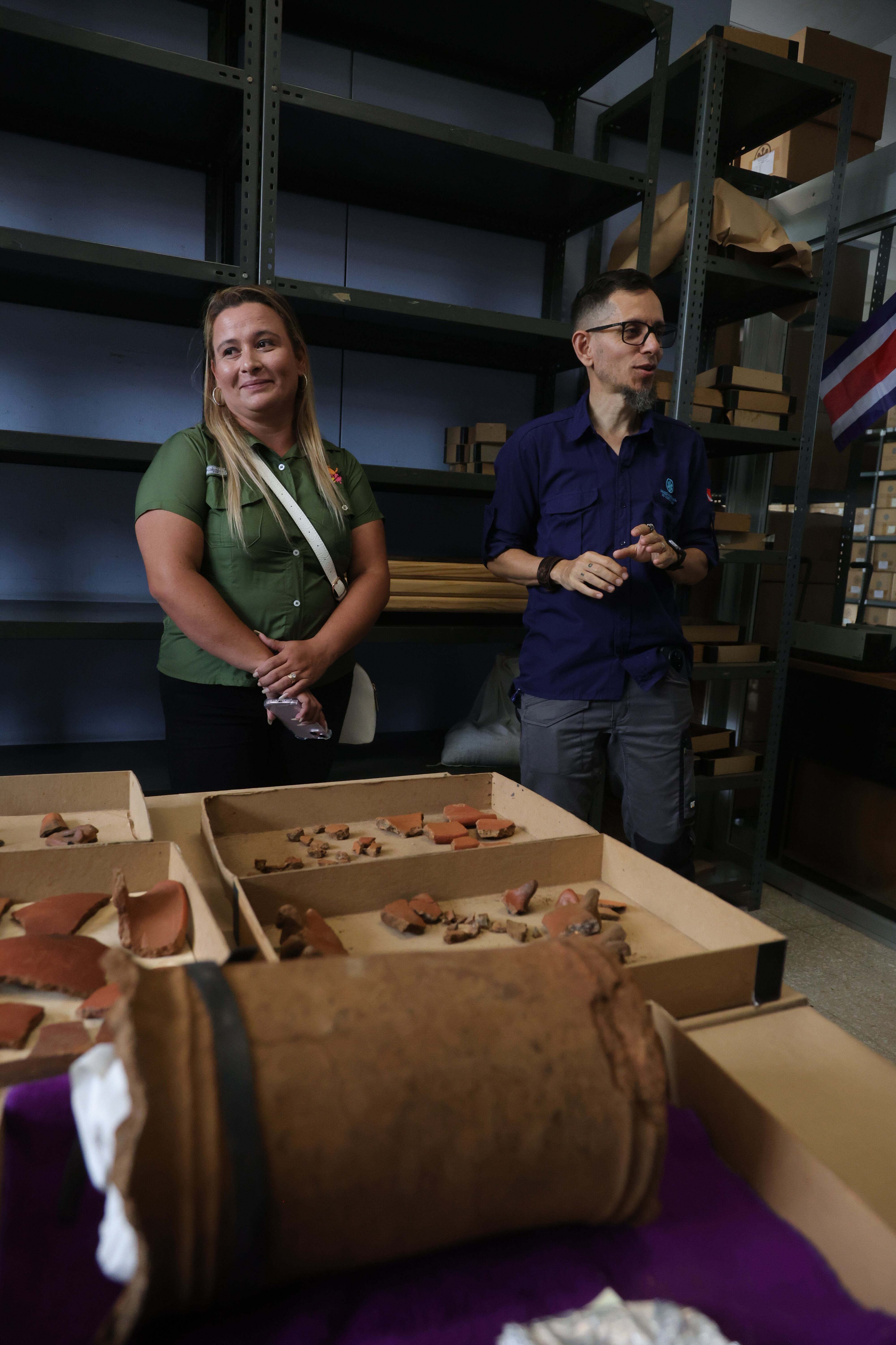 fotos de las piezas de cerámica que fueron encontradas en una construcción en Alajuela.