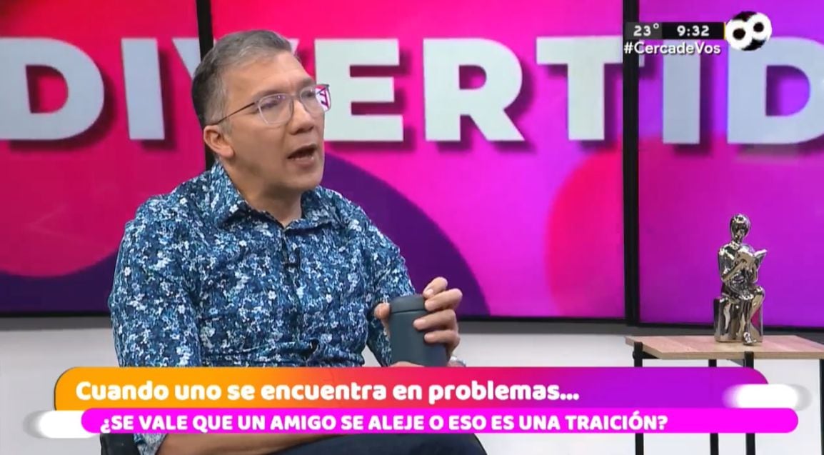 Édgar Silva tocó varios temas mientras estuvo en Multimedios