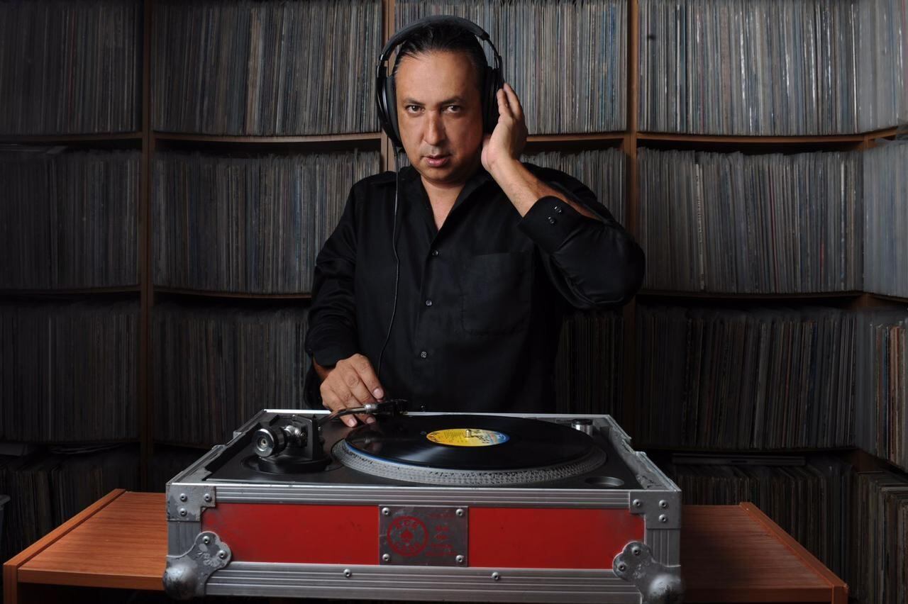 El cartaginés José Salazar, de 51 años, quien todos los jueves trabaja como DJ, eso sí, a puro disco de vinilo