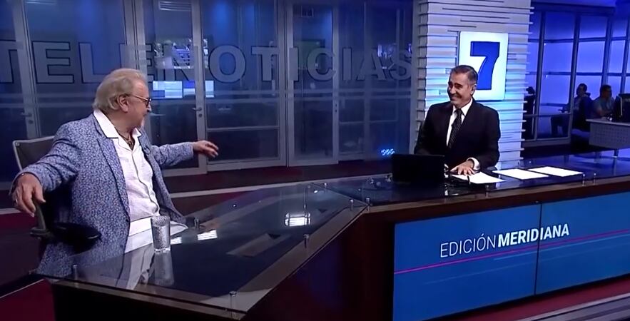 Carlos Villagrán en Telenoticias junto a Ignacio Santos y junto algunos periodistas de Teletica
