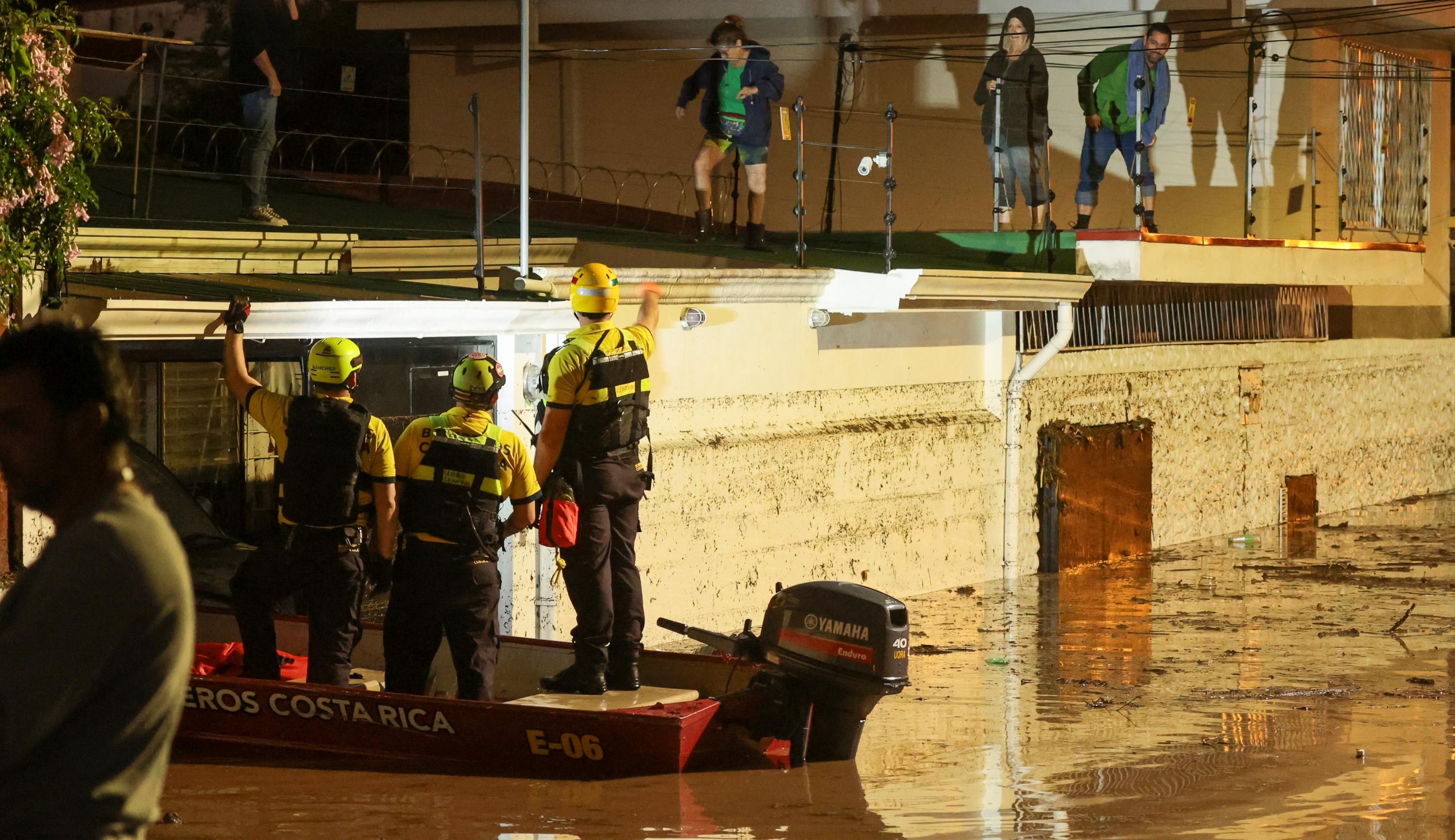 Bomberos intervino la tarde de esta jueves, para rescatar a personas que quedaron atrapadas en sus viviendas, producto de las graves inundaciones que se registraron en barrio Dent.
