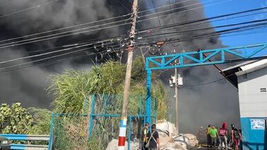 Bomberos reporta explosión de cilindros de gas por voraz incendio en recicladora
