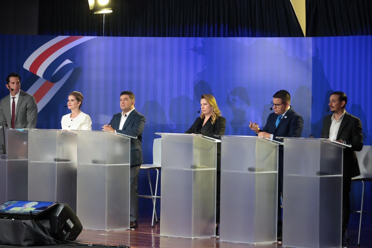Los seis candidatos comenzaron el debate de Columbia - Universidad Latina a las 6:10 p.m.