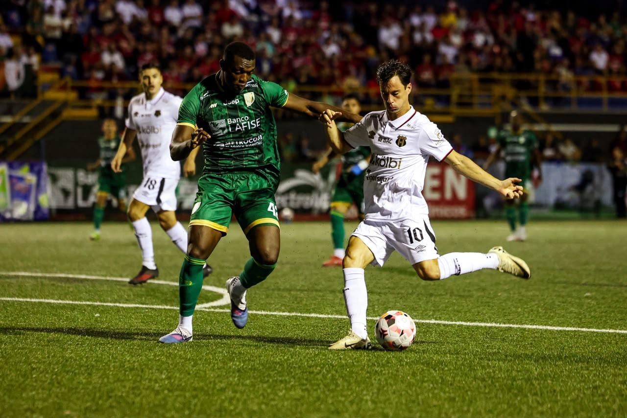 Juan Pablo Añor es figura en el partido entre Inter San Carlos y Alajuelense. En esa acción lo marca Wilson González.