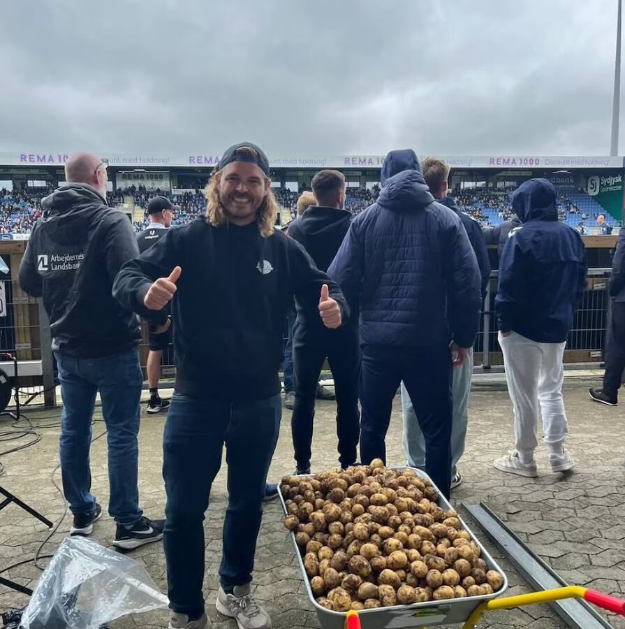 El central francés Maxime Soulas, jugador del Sonderjyske de Dinamarca recibió un carretillo lleno de papas, al ser nombrado el mejor jugador de un partido. Instagram Sonderjyske.
