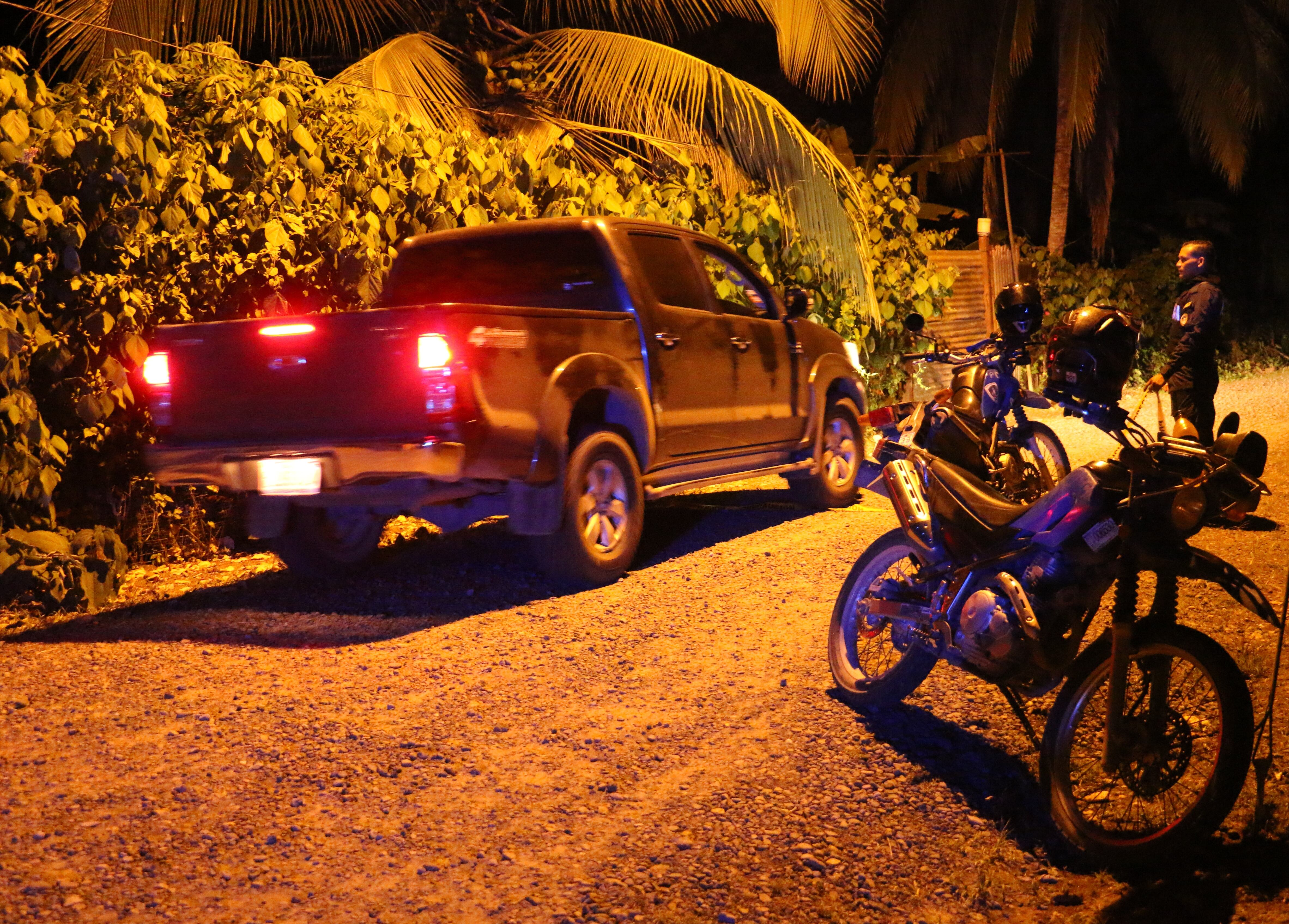 La Fuerza Pública custodió la escena hasta el filo de la medianoche, cuando los agentes levantaron el cuerpo y recoletaron casquillos y otras evidencias. Foto: Reiner Montero.