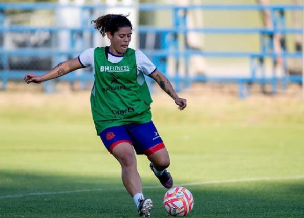 La delantera Cristel Sandí podría debutar este lunes en la Liga MX Femenil. Twitter.