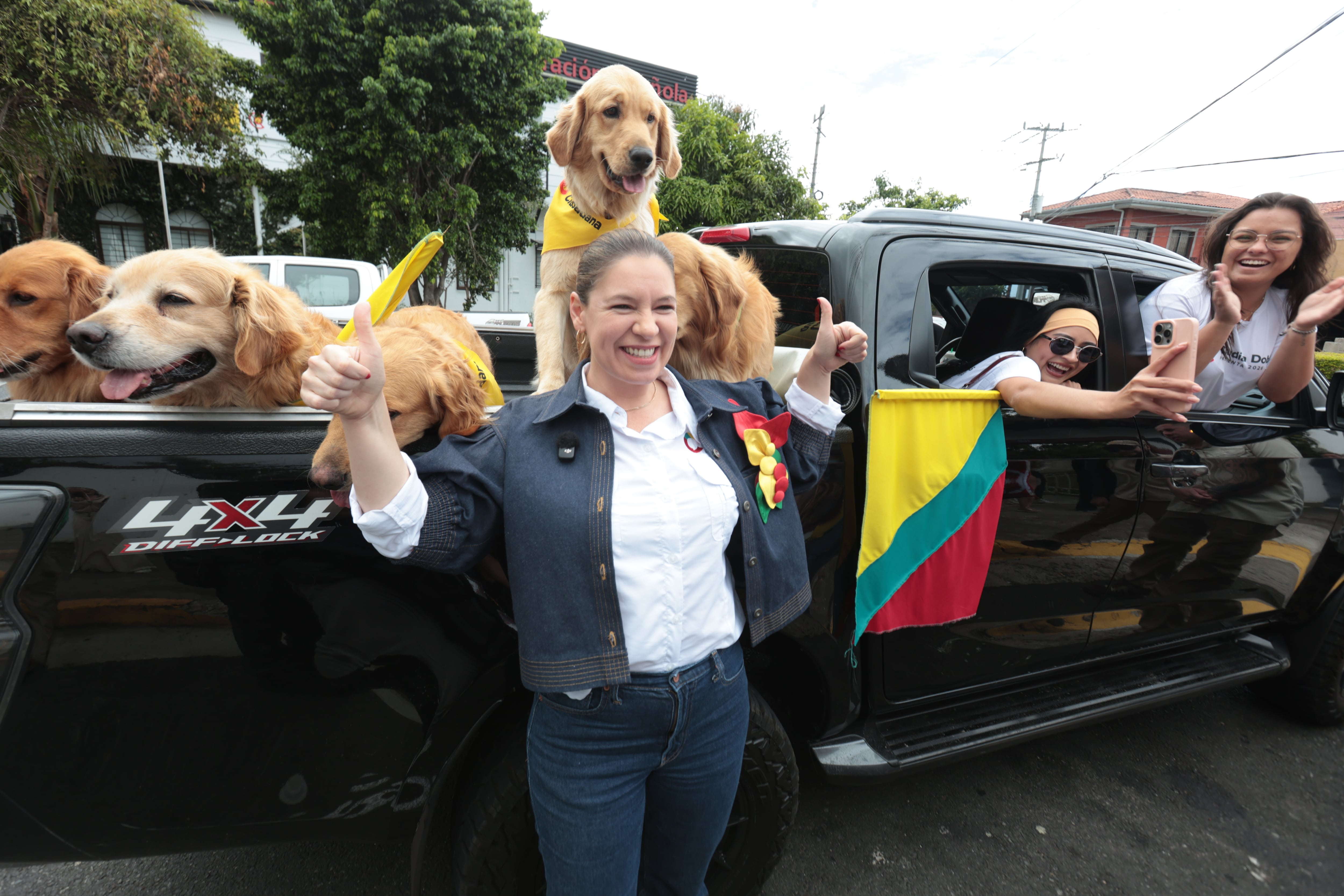 01/02/2026/ Claudia Dobles comparte con simpatizantes en barrio Escalante previo a su almuerzo / foto John Durán