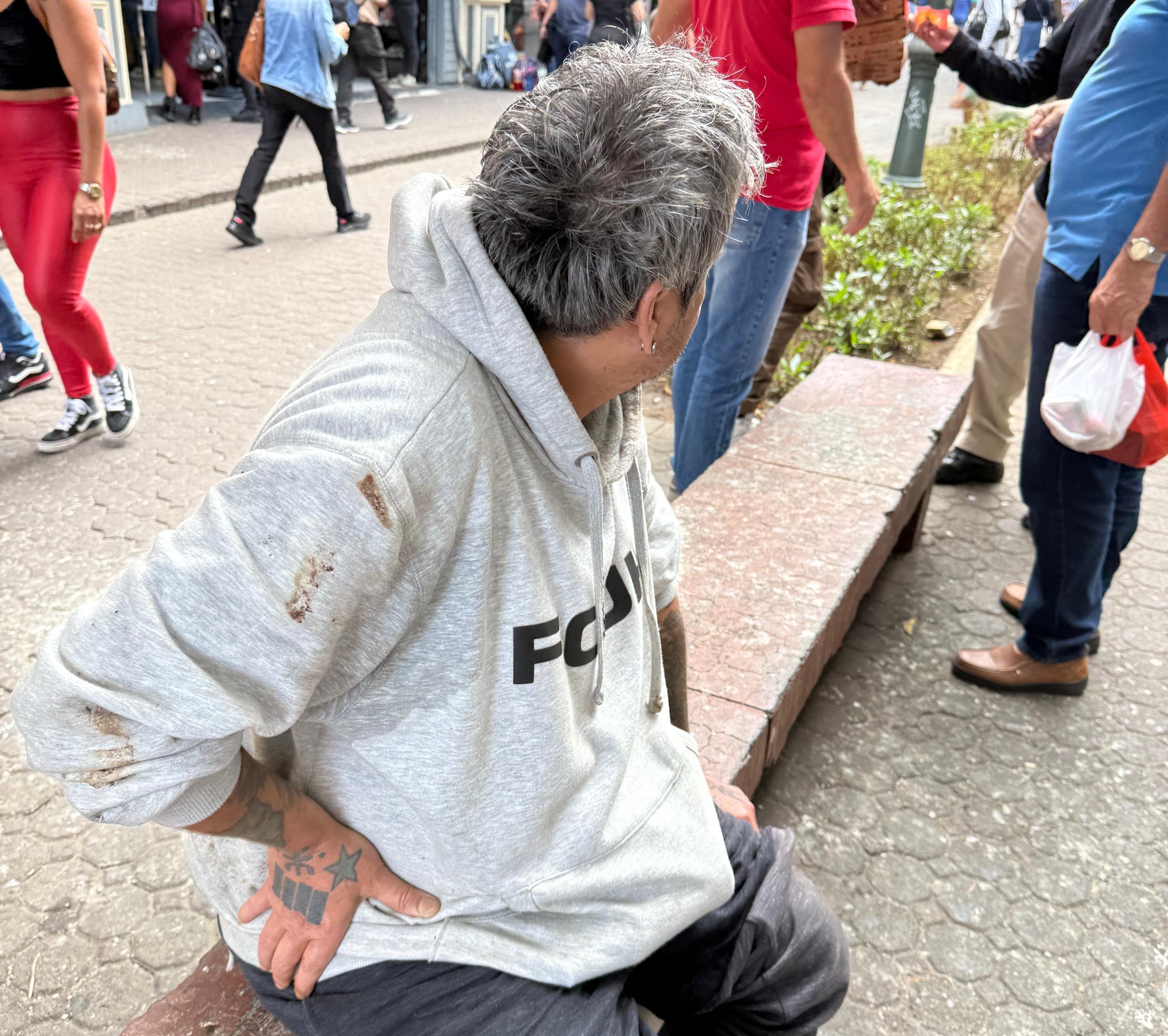 Luis Lauretto, expresentador de VM Latino, como habitante de calle en San José. Foto: Eduardo Vega