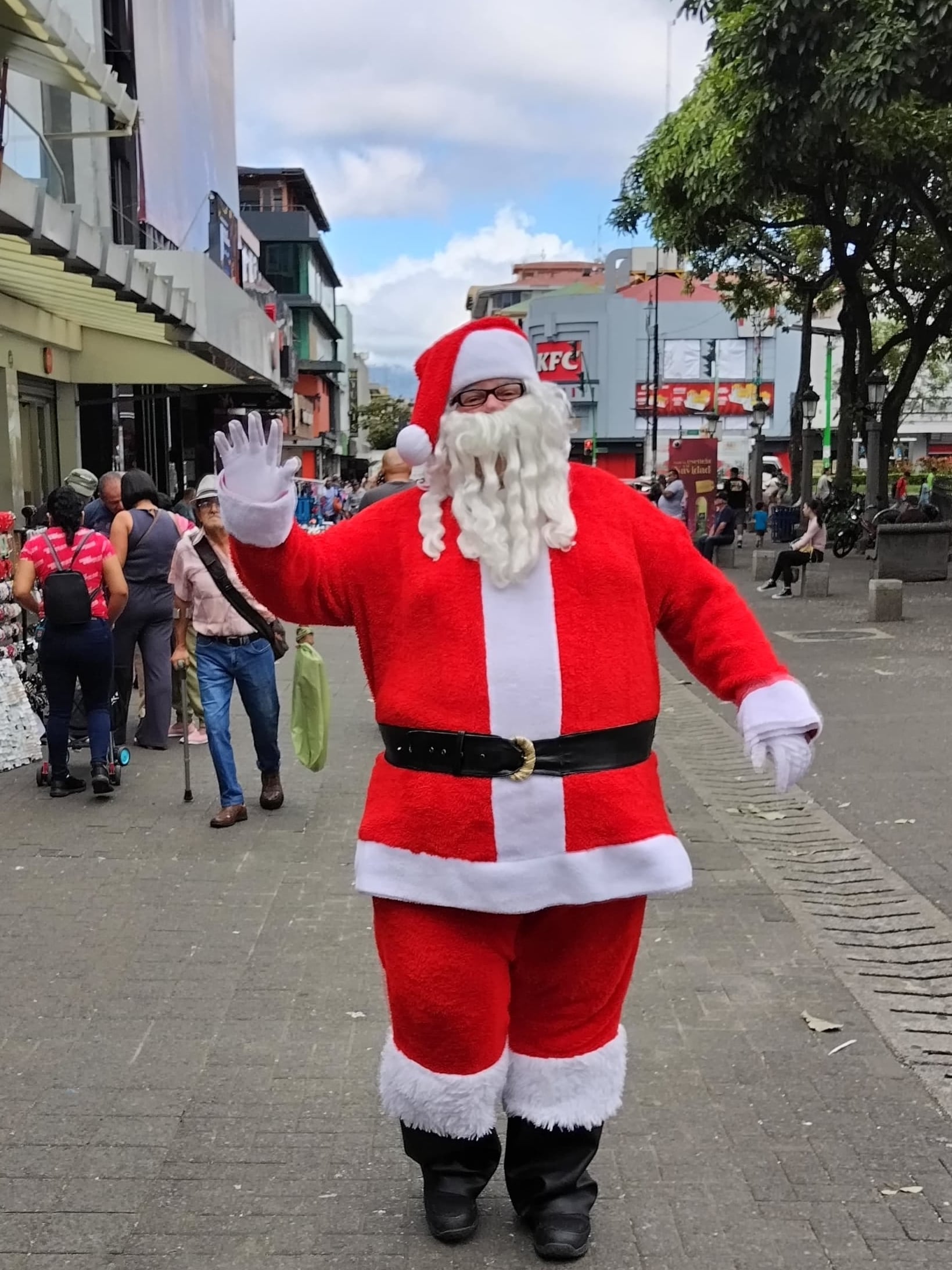 Después de 5 años las calles de San José vuelven a alegrarse con el Santa Claus de casi dos metros de alto que se pasea para que niños, jóvenes y adultos se tomen fotos con él. Se llama Enrique Hayes Rodríguez, un alegre hondureño