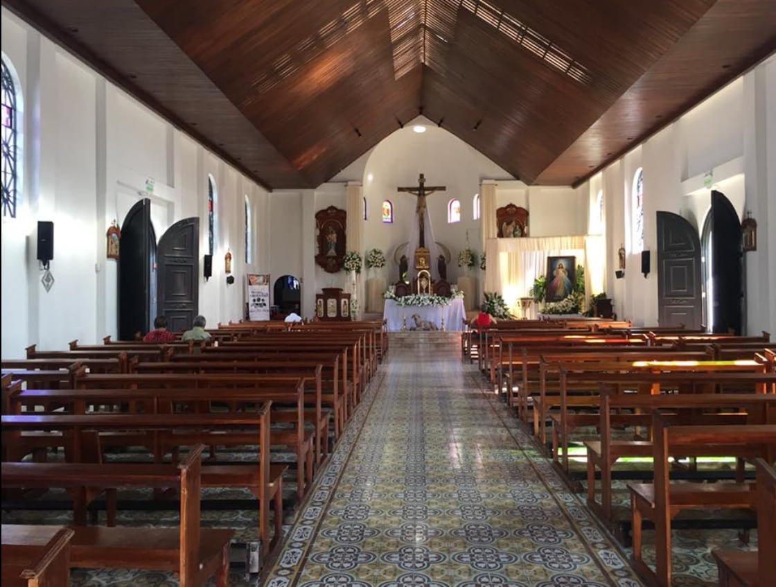 En la iglesia de San Rafael de Escazú todavía hay quienes pagan misas