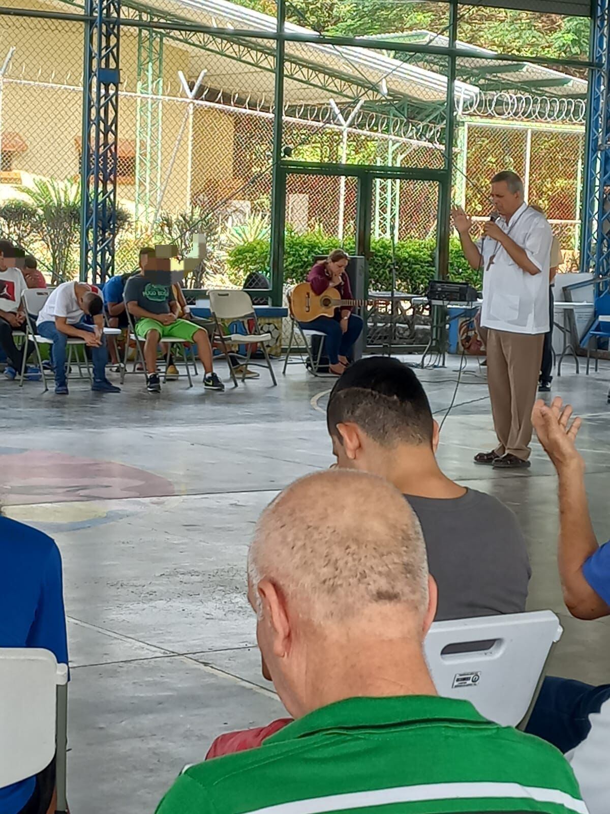 Un grupo de 95 privados de libertad en el Centro Penitenciario de Liberia, fue visitado por monseñor Manuel Eugenio Salazar, quien cerró de esa forma un encuentro de dos horas en el cual dejó claro la obligación de todo cristiano de "ayudar a quien está caído"