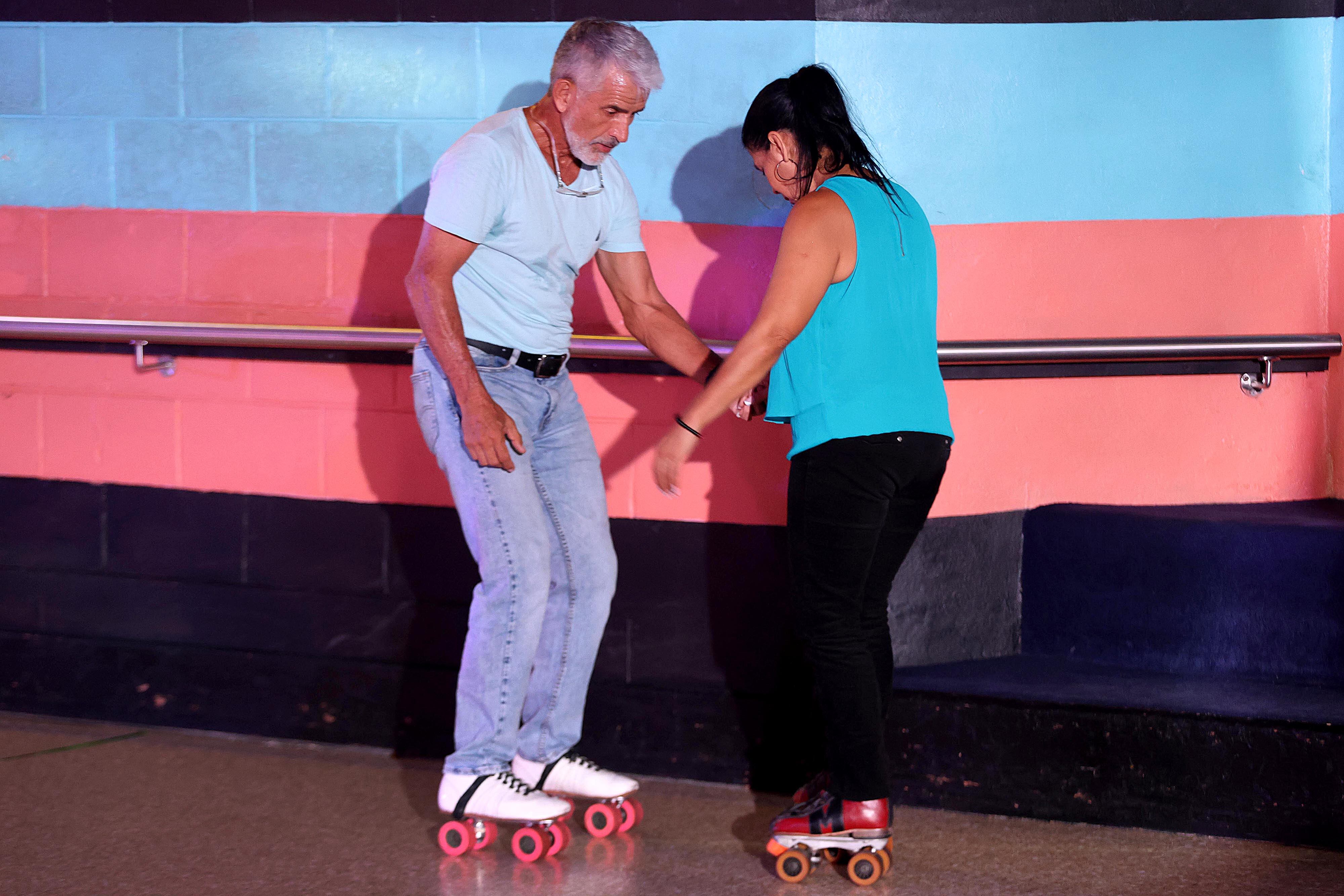 04/03/2024 San Pedro. Patinadores, del grupo de veteranos que todos lunes patinan en el Salón de Patines Music. Foto: Rafael Pacheco Granados