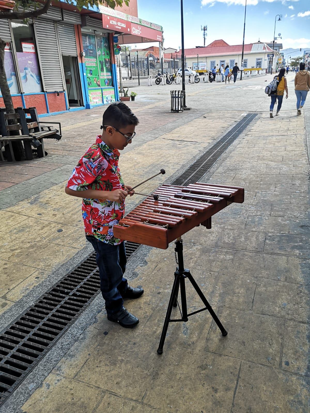 Samuel Gutiérrez es un niño de 11 años que estudia con aritmética mental y eso le ha ayudado a mejorar su concentración. Además juega ajedrez y toca marimba.