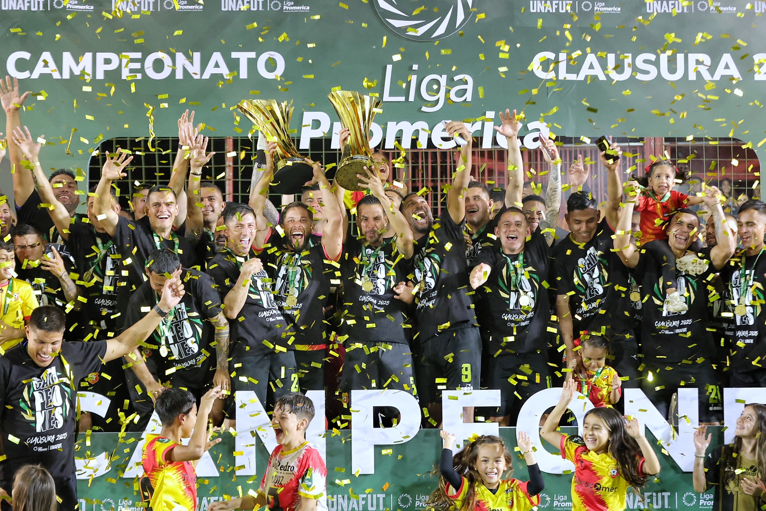 28/05/2025/ Juego entre Club Sport Herediano vs Liga Deportiva Alajuelense por  el partido de vuelta de la gran final el torneo Clausura de la Liga Promerica en el estadio Carlos Alvarado / foto John Durán
