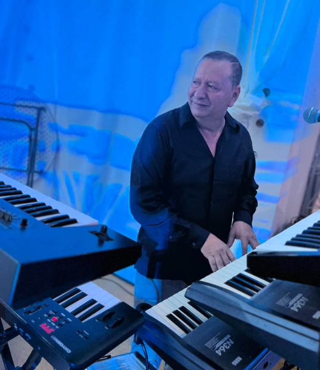Gilberto Acuña Cascante, músico y dueño del grupo Nakar.