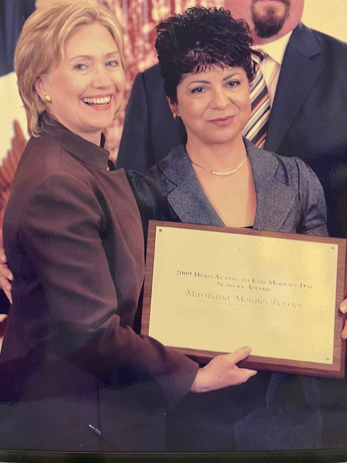 Mariliana Morales Berríos, fundadora y directora de la Fundación Rahab confirma que Costa Rica es destino, origen y tránsito de explotación sexual infantil. En la foto, la exprimera dama de Estados Unidos Hillary Clinton, dándole un premio latinoamericano a doña Mariliana.