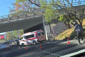 Mujer que viajaba en motocicleta pierde la vida al chocar contra muro en Circunvalación