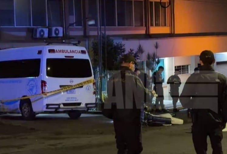 Un hombre de apellido Villalobos, de 32 años, murió la noche de este martes 18 de agosto luego de que la motocicleta en la que viajaba chocara contra una ambulancia de la CCSS en Cartago. Foto: ANI