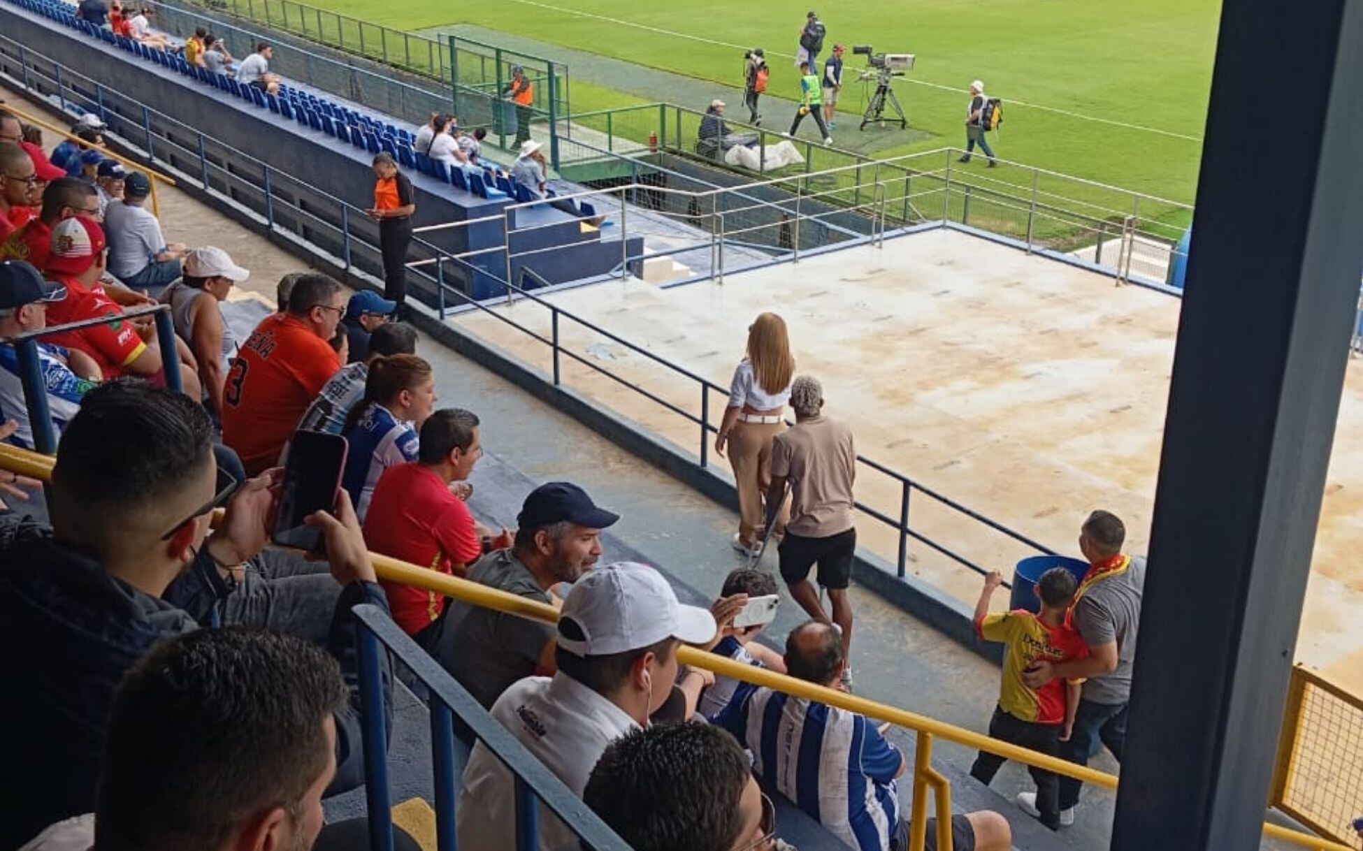 Jeikel Venegas llegó al "Fello" Meza caminando con muletas y muy bien acompañado. Foto: Franklin Arroyo.