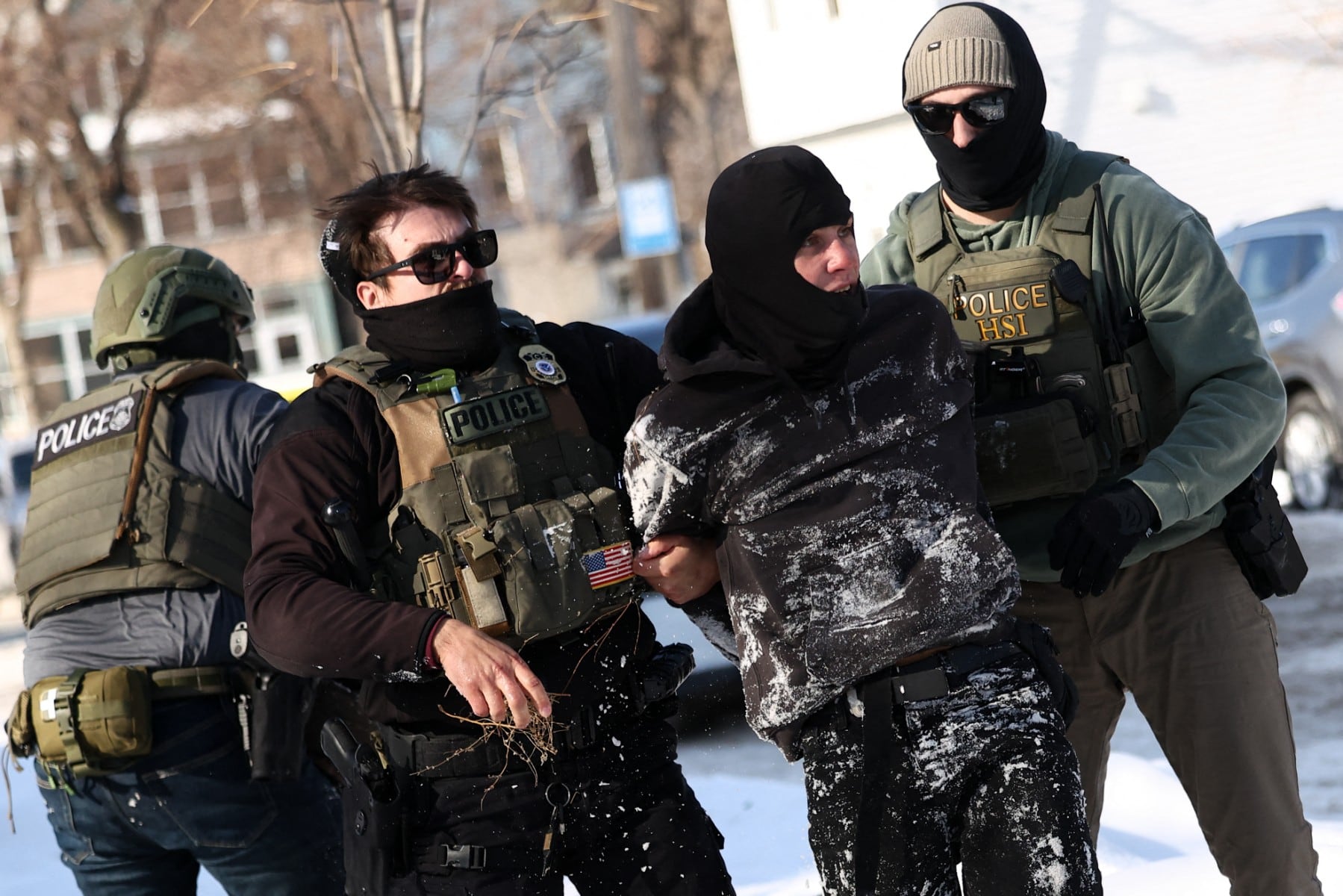 Agentes federales detienen a un manifestante en Minneapolis, Minnesota, el 3 de febrero de 2026.