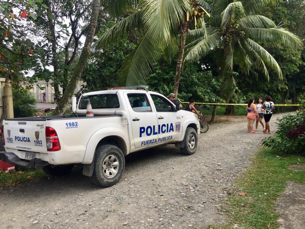 Algunas personas se acercaron al sitio del asesinato. Foto: Raúl Cascante, corresponsal.