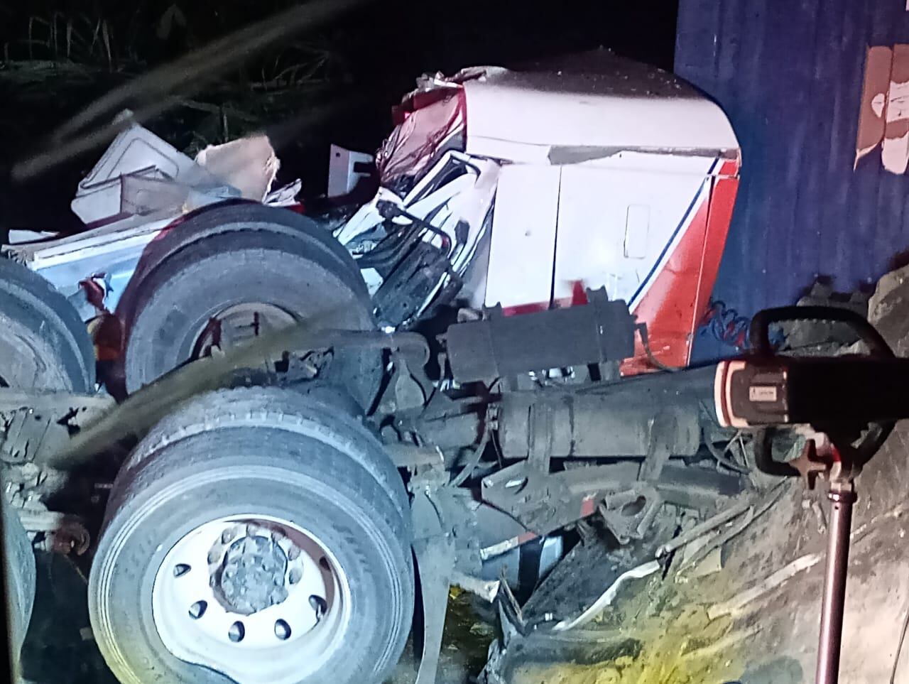 Carlos Alberto Seas Martínez cumplió este domingo 4 de agosto un mes de haber estado a un hilo de la muerte, luego de que el cabezal que manejaba quedara totalmente destruido al ser aplastado por un contenedor. Foto: Alberto Seas para La Teja