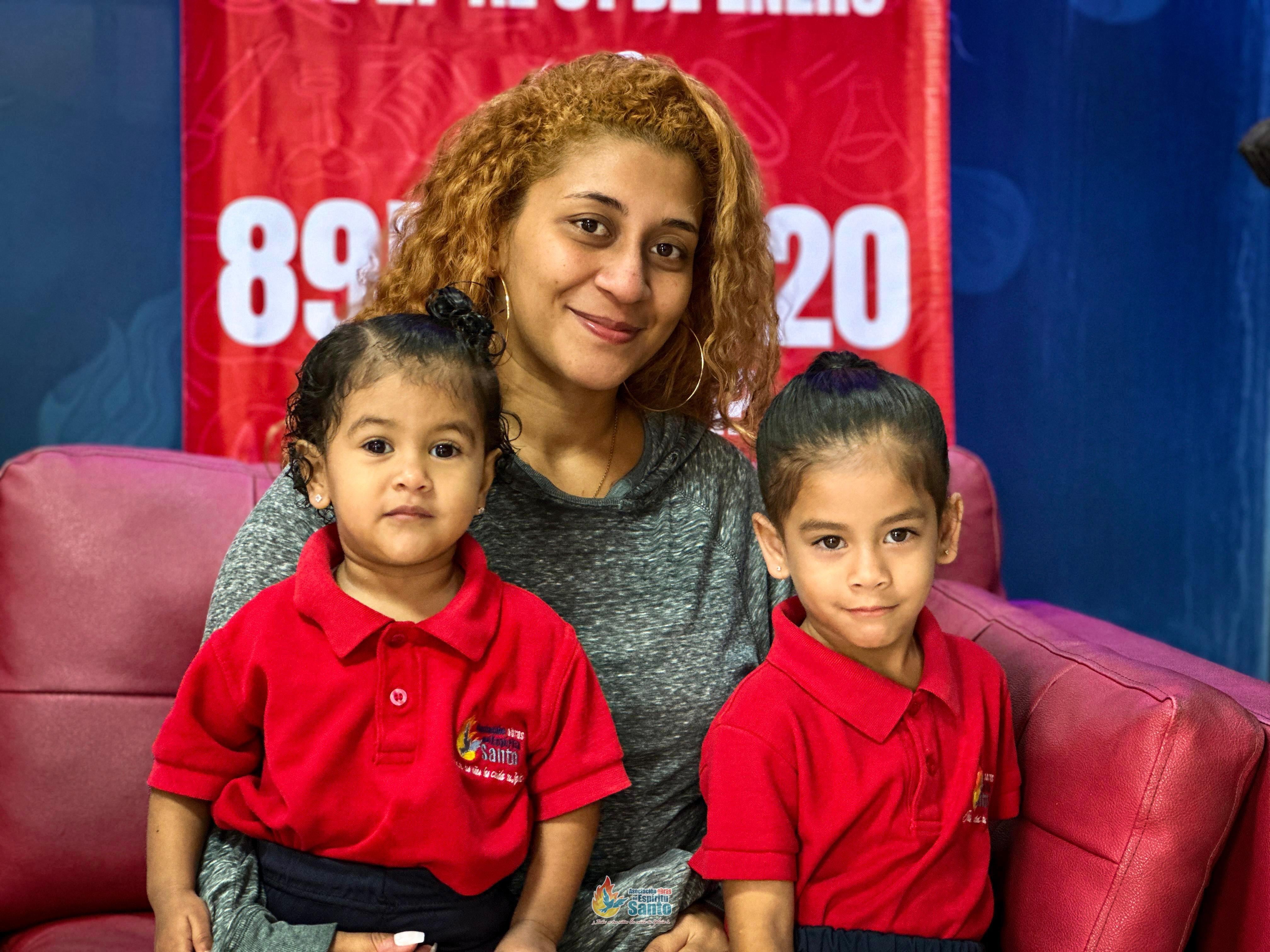 El padre Sergio Valverde, fundador y director de la Asociación Obras del Espíritu Santo, está corriendo para arriba y para abajo para poder conseguir los útiles y uniformes que ocupan los más de 17 mil niños que hoy le entran a clases. En la foto, Jazmín Artola es la mamá de dos pequeñitas, Charlotte y Emily Rentería Artola