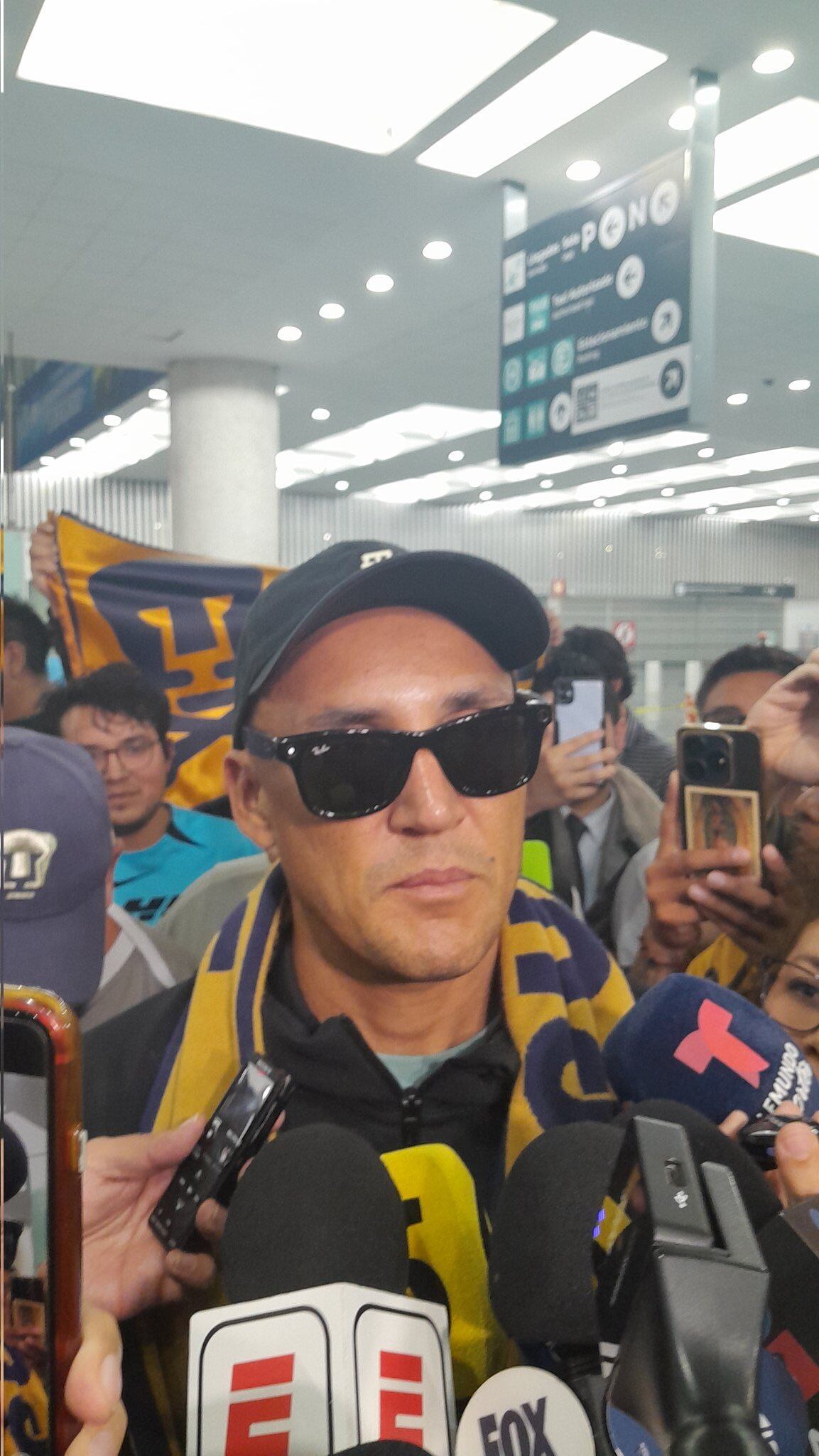 Keylor Navas causó todo un revuelo en su llegada al aeropuerto a la Ciudad de México.