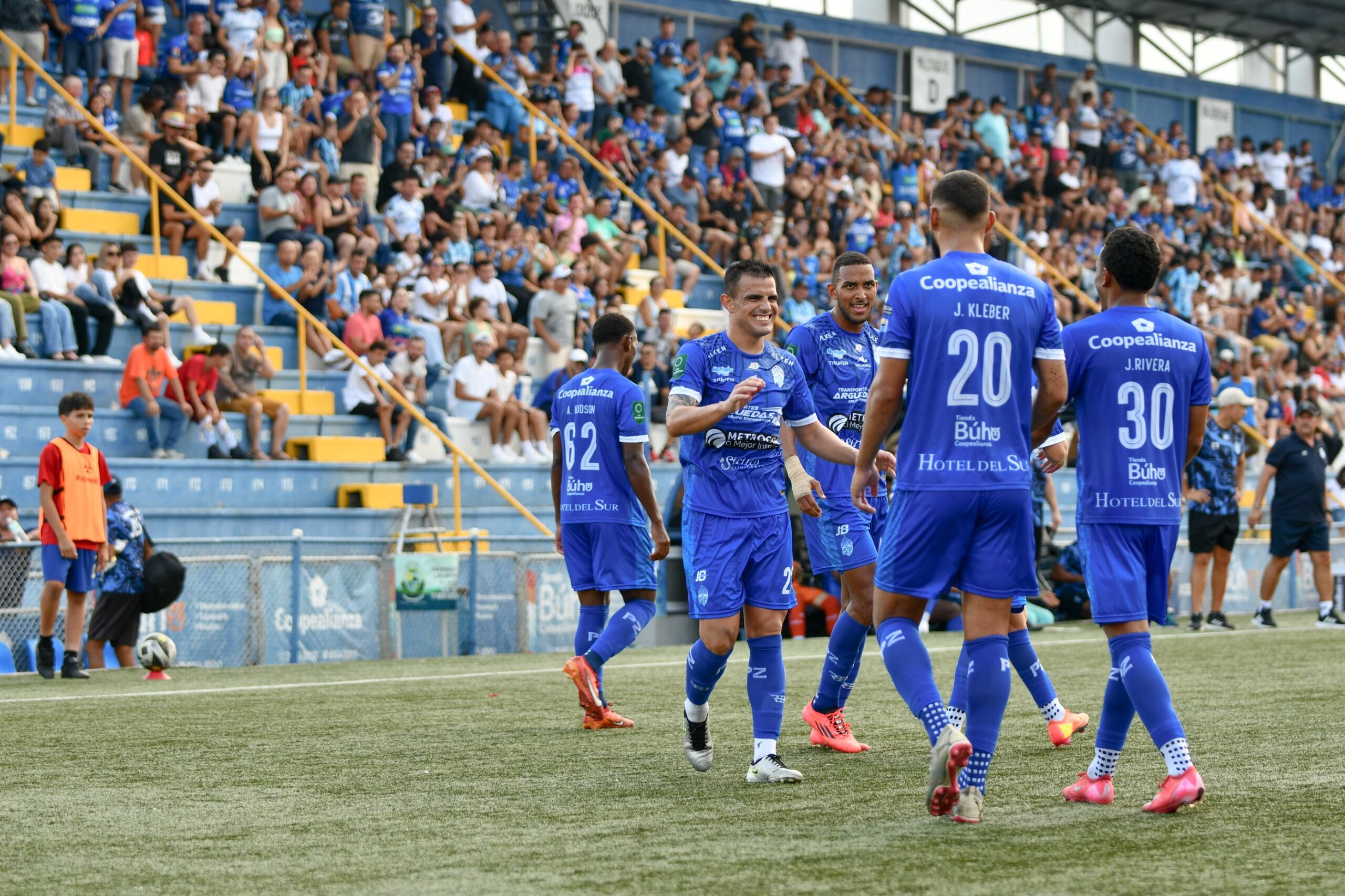 पेरेझ जेल्डेन यांनी ग्वानाकस्टेकरविरूद्ध स्पष्ट विजय साजरा केला.